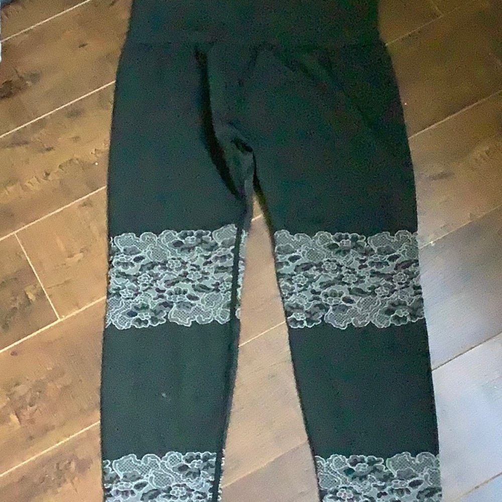 Fabletics workout leggings blk and white
